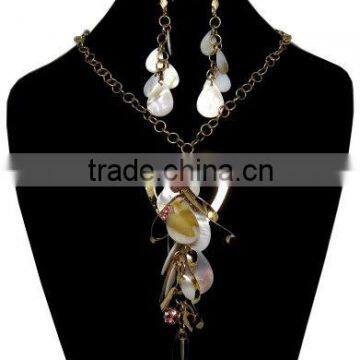 Cute necklace set with metal flowers