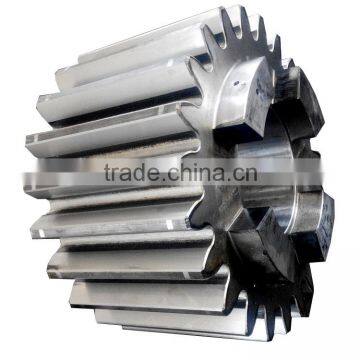 Small spur pinion gear windlass