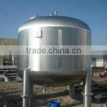 Liquid pressure storage tank