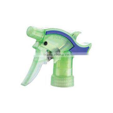 Cosmetic mini trigger sprayer, push locking design