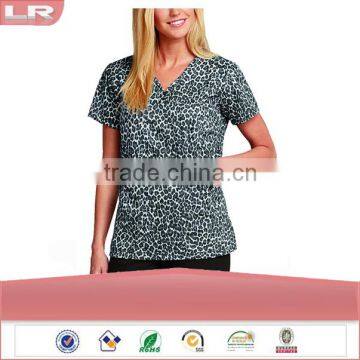 Wholesale OEM New Style Fashion Women's Sweetheart V-Neck Animal Print Scrub Top/Hospital uniform/Medical Scrubs Top                        
                                                Quality Choice