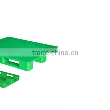 Single reinforced forklift attachment plastic pallets