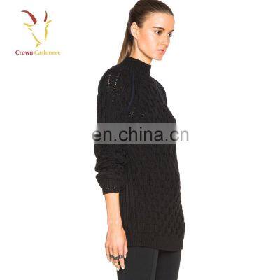 Женский свитер - пуловер с открытой воротником в спине и узором «тросик» из вязаной ткани photo-3