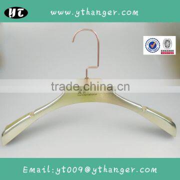 HA6976 notched non slip hot gold plated plastic coat hanger                        
                                                                                Supplier's Choice