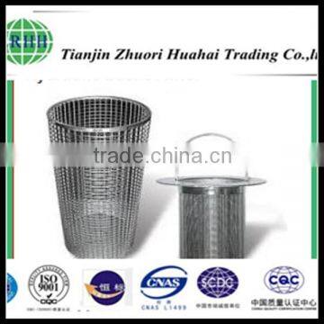 Hydraulic filter basket and remove particles from hydrocarbon fluids