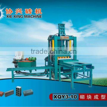 Hydraulic cement road brick making machine