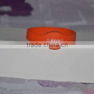 Top level 2014 new rfid uhf wristband