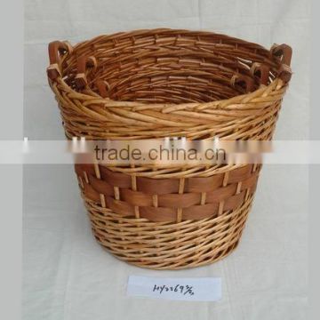 round natural laundry basket with wood handle