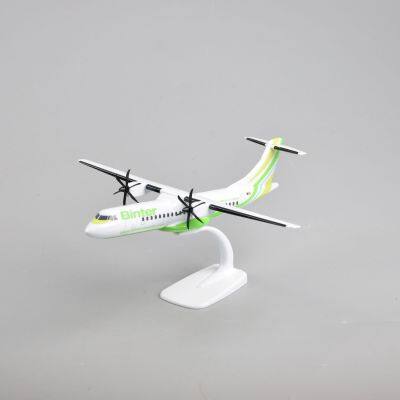 Металлическая модель самолета ATR - 72 размером 28 см с колесами. Модель металлического самолета в качестве подарка