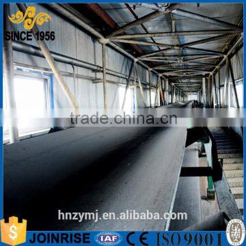 Heavy duty belt conveyor for crushing stone material transport