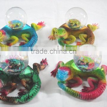 4/S 45mm snow globe with lizard in different colors