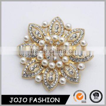 Wholesale fashion clear bling pearl flower shape rhinestone brooches for wedding