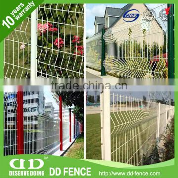 Welded wire mesh fencing with post