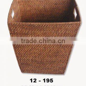 Rattan laundry basket with handle