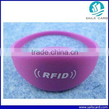 Wholesale promotional 13.56mhz HF RFID silicon Wristband for keys