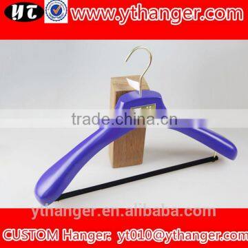 YY0513 Wholesale Luxury Bule Wide Shoulder Clothes Hangers Men Suits Hanger With Velvet Trousers Bar Supplier's Choice photo-2