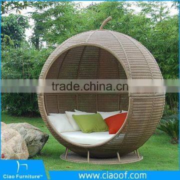 Luxury Hotel Leisure Apple Shape Synthetic Rattan Sunbed / Outdoor Sunbed