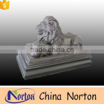 Squatting fierce antique marble wild animals sculpture playing ball NTBM-L025L