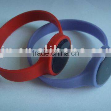 coms-chip silicone wristband