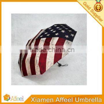 Hand to open the American flag 3 folding umbrella