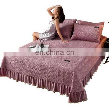Wholesale Comforter Folded Soft Velvet Lightweight Coverlet For All Season Embroidery Quilt photo-2