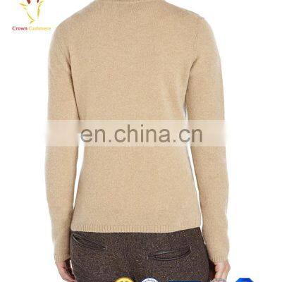 Женские вязаные свитеры с воротником-трусиком однотонные, стройного кроя с рибкой photo-2