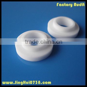 Ceramic insulatiing bushing