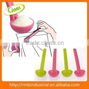 multifunction scoop with sealing clip