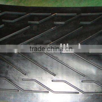 Patterned conveyor belt / chevron conveyor belt