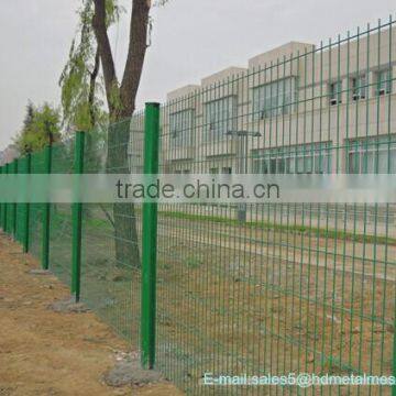 Welded wire mesh fence with peach post