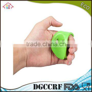 NBRSC Over 10 Years Experience Plastic Easy and Convenient Kitchen Tools Mini Handhold Corn Stripper photo-4