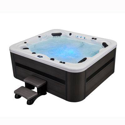 Номер BahrainHotel Suite с гидромассажной ванной. Гидромассаж эффективно снимает мышечную усталость.