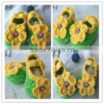 handmade baby crochet shoes winter boot 2013with flower pattern minions acrylic beanie