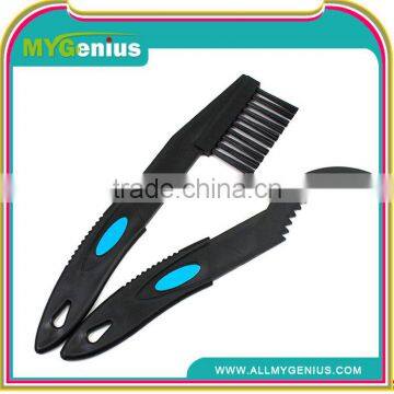 Bicycle chain cleaning brush