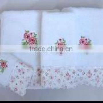 Solid bath towel with embroidery and lace