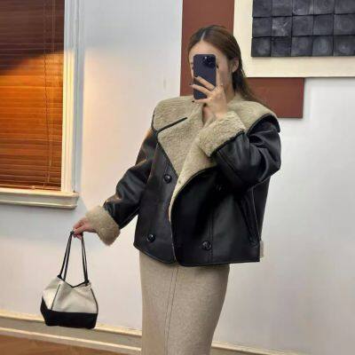 A short, warm and eco-friendly fur coat with a lapel for women in winter 2024, a casual Korean style leather jacket imitating lambskin
