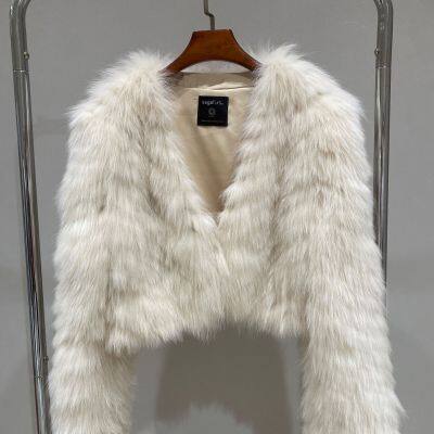 Winterliche neue Streifen-Fuchsfelljacke für Frauen, eine dicke und dichte Felljacke, kurzer Stil, klein und jugendlich photo-3