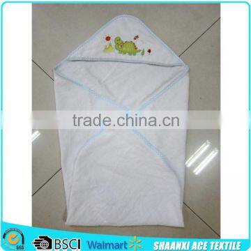 2015 Wholesale 100% cotton white color plain weave baby hooded towel with animal logo embroidery