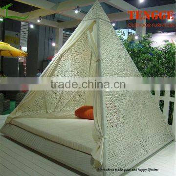 TG15-0262 Tower shape outdoor rattan sun bed with flower weaving