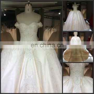 Embroidered lace sleeveless wedding dress bride Real sample heavy beaded cathedral train royal wedding dress 2016