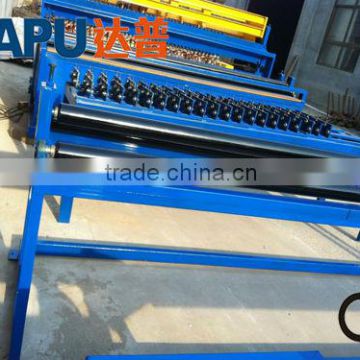 Welded wire mesh machine for rolled mesh