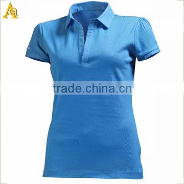 polo t-shirt with green collar