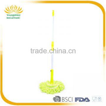 Extendable spraying handle twist mop