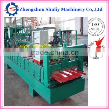 Roll forming machine for roofing