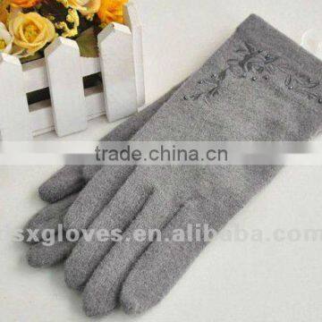 sheep wool gloves with embroidery