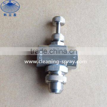 Round spray adjustable air atomizing nozzle