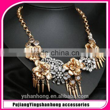 Golden flower rivets luxury exaggerated short necklace restoring ancient ways
