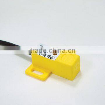 Compact rectangular 12 mmsq / Front Sensing surface / 4mm / DC 10-30V / DC-3 wire / Inductive Proximity Sensor