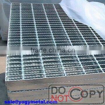 Heavy duty galvanised steel grating