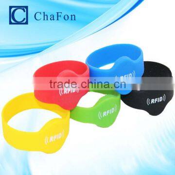 rfid 125khz wrist tag made by silicone with em4100 chip inside provide different color for option